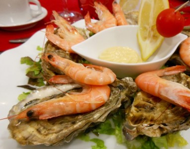 Assiette d'huîtres et crevettes